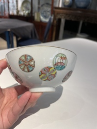 Een Chinese famille rose kom met florale ballen, Guangxu merk en periode