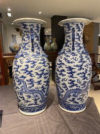 Paire de vases en porcelaine de Chine en bleu et blanc &agrave; d&eacute;cor de dragons, 19&egrave;me