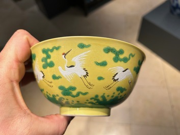 Een Chinese kom met kraanvogels op een gele fondkleur, Yongzheng merk en mogelijk periode