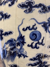 Een paar Chinese blauw-witte 'draken' vazen, 19e eeuw