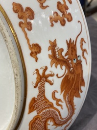 Plat en porcelaine de Chine &agrave; d&eacute;cor de dragons en rouge de fer et dor&eacute;, marque et &eacute;poque de Guangxu