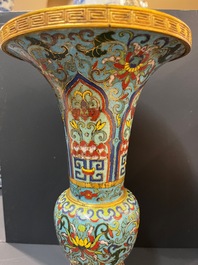 Een Chinese cloisonn&eacute; 'gu' vaas met lotusslingers, 18/19e eeuw