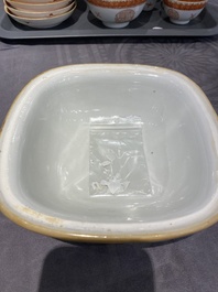 Een Chinees ijzerrood en verguld 36-delig 'Shou' servies, Tongzhi merk en periode