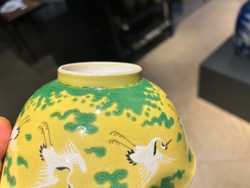 Een Chinese kom met kraanvogels op een gele fondkleur, Yongzheng merk en mogelijk periode