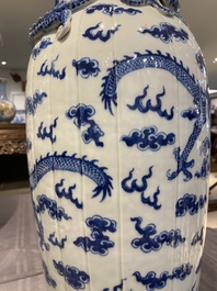 Een paar Chinese blauw-witte 'draken' vazen, 19e eeuw