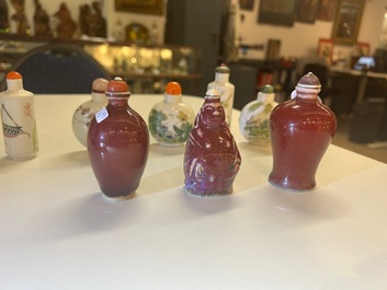Trois tabati&egrave;res en porcelaine de Chine &agrave; &eacute;mail flamb&eacute;, 18/19&egrave;me