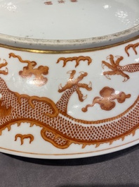 Plat en porcelaine de Chine &agrave; d&eacute;cor de dragons en rouge de fer et dor&eacute;, marque et &eacute;poque de Guangxu