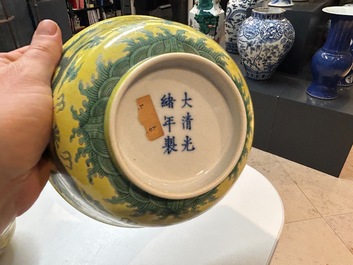 Une collection vari&eacute;e en porcelaine de Chine &agrave; fond jaune, 19/20&egrave;me