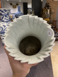 Een paar Chinese blauw-witte 'draken' vazen, 19e eeuw