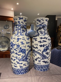 Een paar Chinese blauw-witte 'draken' vazen, 19e eeuw