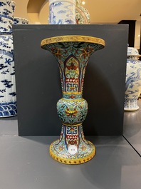 Een Chinese cloisonn&eacute; 'gu' vaas met lotusslingers, 18/19e eeuw