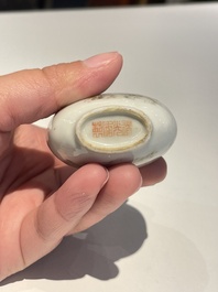Twee Chinese snuifflessen in porselein, Daoguang merk en periode