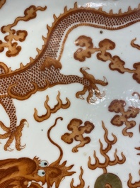 Plat en porcelaine de Chine &agrave; d&eacute;cor de dragons en rouge de fer et dor&eacute;, marque et &eacute;poque de Guangxu