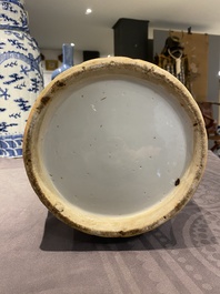 Een paar Chinese blauw-witte 'draken' vazen, 19e eeuw