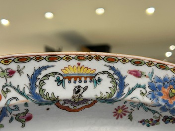 Drie Chinese ovalen famille rose 'Pompadour' schotels, Qianlong, ca. 1745