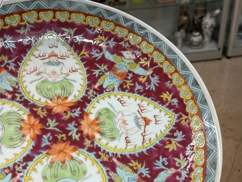 Een Chinese famille rose Bencharong schotel voor de Thaise markt, Kangxi merk, 19e eeuw