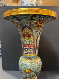 Een Chinese cloisonn&eacute; 'gu' vaas met lotusslingers, 18/19e eeuw