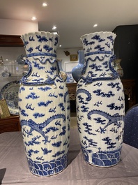 Een paar Chinese blauw-witte 'draken' vazen, 19e eeuw