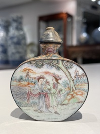 Tabati&egrave;re en &eacute;maux de P&eacute;kin &agrave; d&eacute;cor d'&eacute;trangers, marque et &eacute;poque de Qianlong