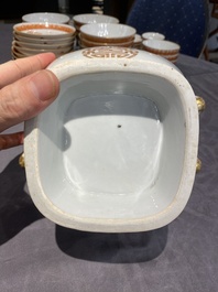 Een Chinees ijzerrood en verguld 36-delig 'Shou' servies, Tongzhi merk en periode