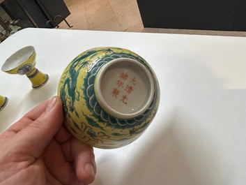 Une collection vari&eacute;e en porcelaine de Chine &agrave; fond jaune, 19/20&egrave;me