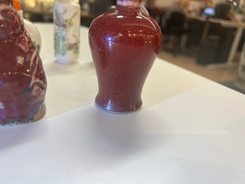 Trois tabati&egrave;res en porcelaine de Chine &agrave; &eacute;mail flamb&eacute;, 18/19&egrave;me