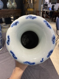 Paire de vases en porcelaine de Chine en bleu et blanc &agrave; d&eacute;cor de dragons, 19&egrave;me