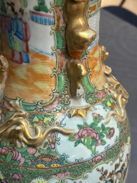 Twee paar Chinese Canton famille rose vazen, 19e eeuw