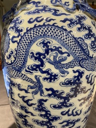 Paire de vases en porcelaine de Chine en bleu et blanc &agrave; d&eacute;cor de dragons, 19&egrave;me