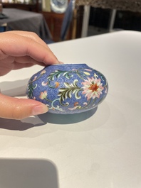 Pot &agrave; eau en porcelaine de Chine famille rose &agrave; fond bleu, marque de Qianlong, R&eacute;publique