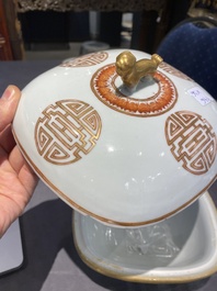 Een Chinees ijzerrood en verguld 36-delig 'Shou' servies, Tongzhi merk en periode