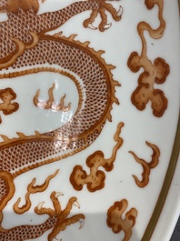 Plat en porcelaine de Chine &agrave; d&eacute;cor de dragons en rouge de fer et dor&eacute;, marque et &eacute;poque de Guangxu