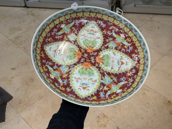 Een Chinese famille rose Bencharong schotel voor de Thaise markt, Kangxi merk, 19e eeuw