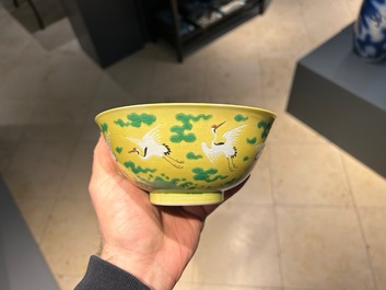 Een Chinese kom met kraanvogels op een gele fondkleur, Yongzheng merk en mogelijk periode
