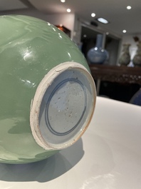 Een Chinese monochrome celadon-geglazuurde 'draken' vaas, 19e eeuw
