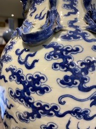 Paire de vases en porcelaine de Chine en bleu et blanc &agrave; d&eacute;cor de dragons, 19&egrave;me
