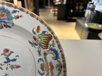 Drie Chinese ovalen famille rose 'Pompadour' schotels, Qianlong, ca. 1745
