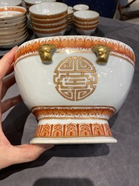 Een Chinees ijzerrood en verguld 36-delig 'Shou' servies, Tongzhi merk en periode