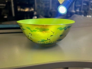 Een Chinese kom met kraanvogels op een gele fondkleur, Yongzheng merk en mogelijk periode