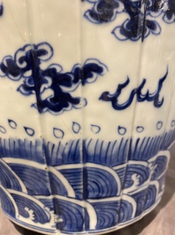 Een paar Chinese blauw-witte 'draken' vazen, 19e eeuw