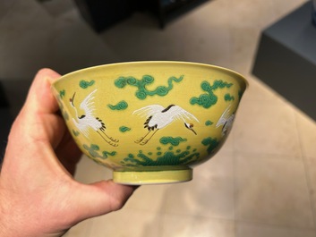 Een Chinese kom met kraanvogels op een gele fondkleur, Yongzheng merk en mogelijk periode