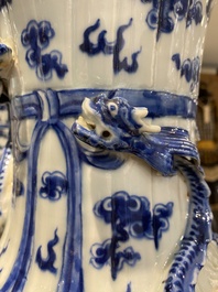 Een paar Chinese blauw-witte 'draken' vazen, 19e eeuw