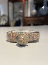 Tabati&egrave;re en &eacute;maux de P&eacute;kin &agrave; d&eacute;cor d'&eacute;trangers, marque et &eacute;poque de Qianlong