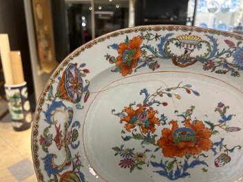 Drie Chinese ovalen famille rose 'Pompadour' schotels, Qianlong, ca. 1745