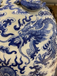 Paire de vases en porcelaine de Chine en bleu et blanc &agrave; d&eacute;cor de dragons, 19&egrave;me