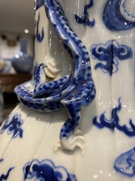 Een paar Chinese blauw-witte 'draken' vazen, 19e eeuw