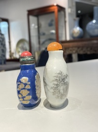 Twee Chinese snuifflessen in porselein, Daoguang merk en periode