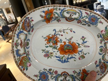 Drie Chinese ovalen famille rose 'Pompadour' schotels, Qianlong, ca. 1745