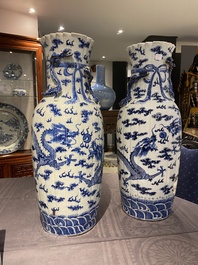 Een paar Chinese blauw-witte 'draken' vazen, 19e eeuw