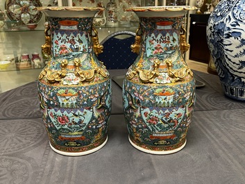 Twee paar Chinese Canton famille rose vazen, 19e eeuw